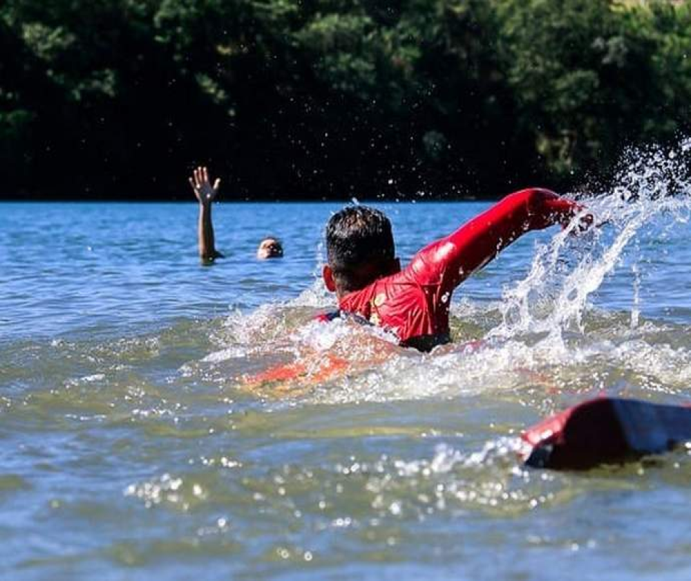 Pescador cai em açude e é socorrido em estado grave em Vespasiano