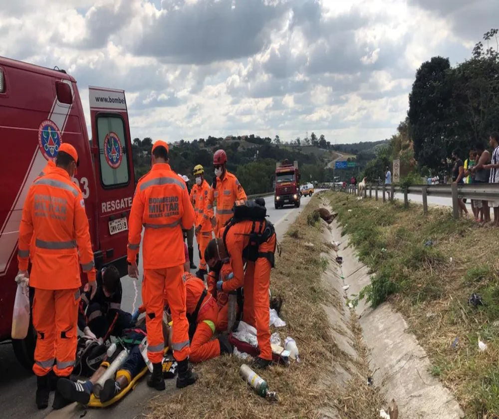 Motociclista fica em estado grave após atropelar cavalo na MG-424, em Vespasiano
