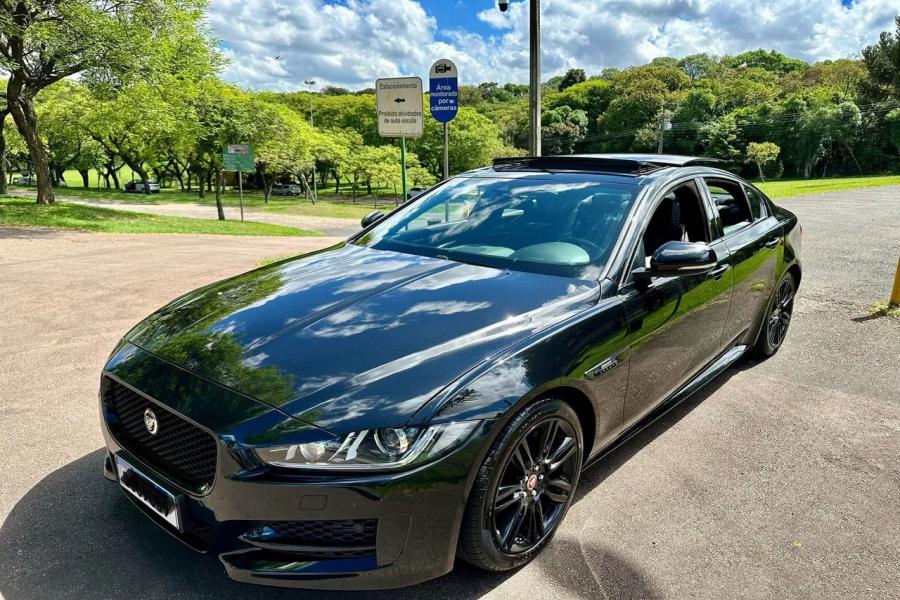 Duas pessoas ficam feridas após carro de luxo capotar na MG-010, em Vespasiano