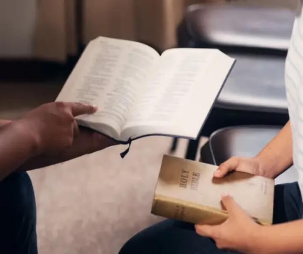 Projeto que prevê Bíblia como material escolar é aprovado por vereadores de Belo Horizonte