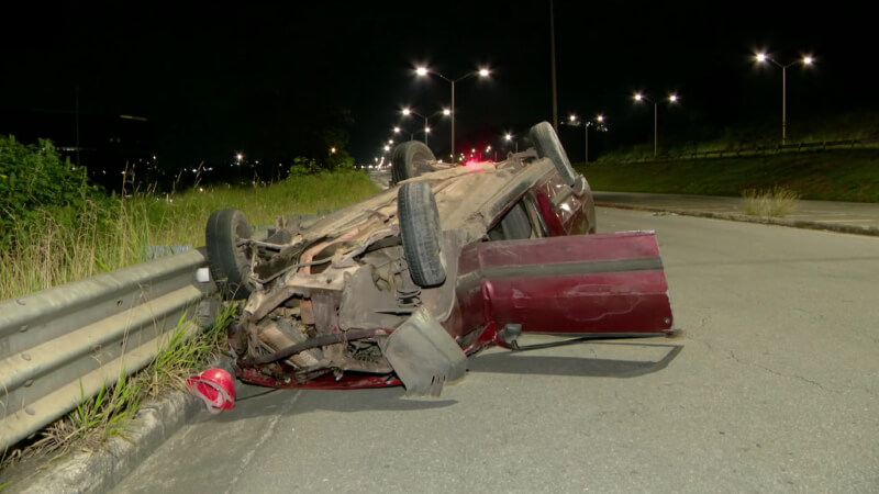 Carro com seis ocupantes capota na MG-010 e deixa motorista em estado grave
