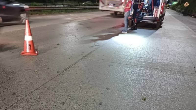 Acidente com motocicleta deixa passageira ferida na MG-010