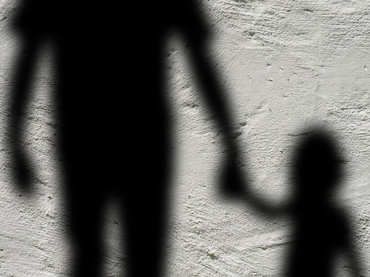 Em Vespasiano, homem finge brincar com criança e abusa dela durante festa