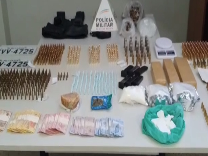 Polícia Militar apreende 800 munições e drogas em duas casas de Santa Luzia
